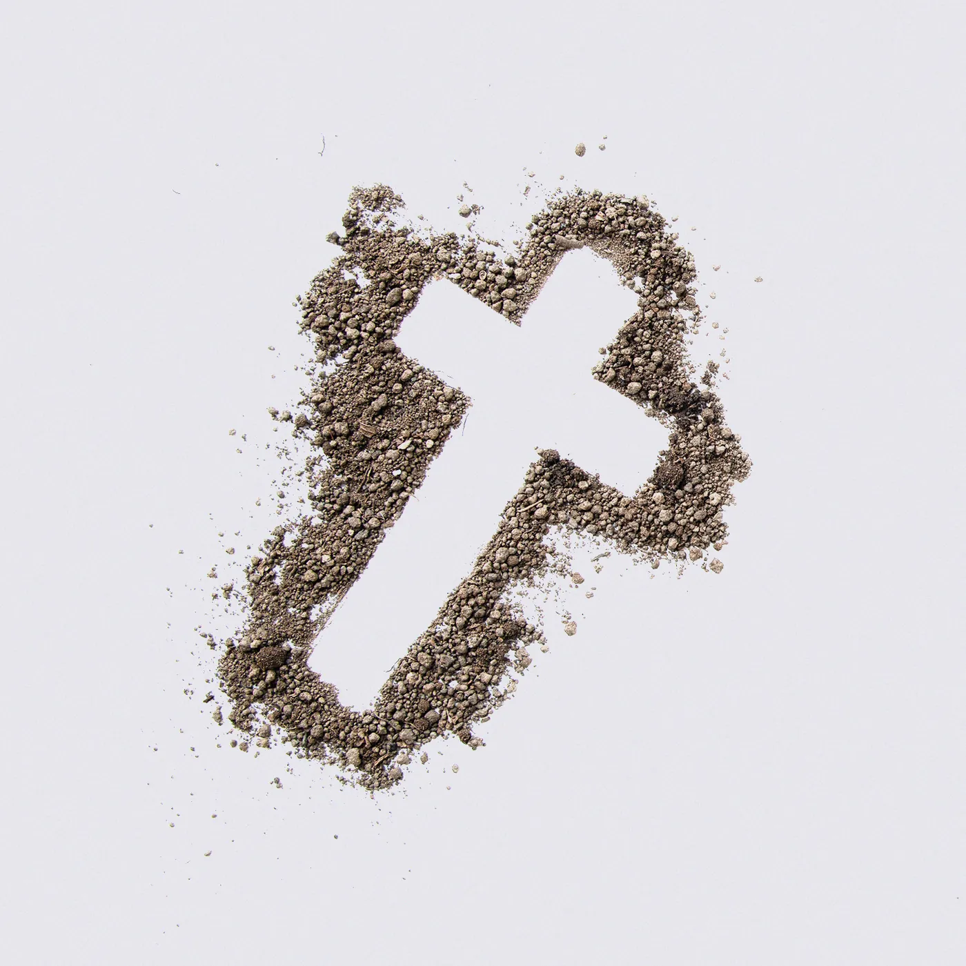 Kreuz aus Erde als Symbol der Feuerbestattung