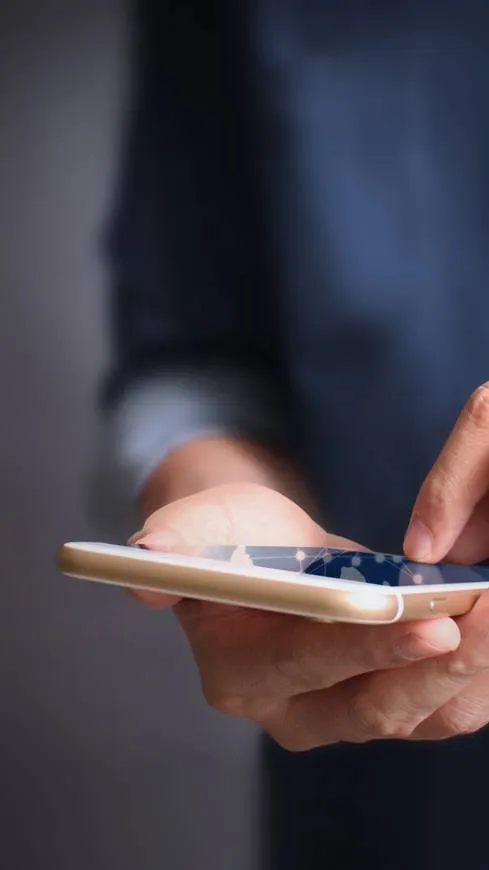 Telefonische Soforthilfe – Hand mit Smartphone